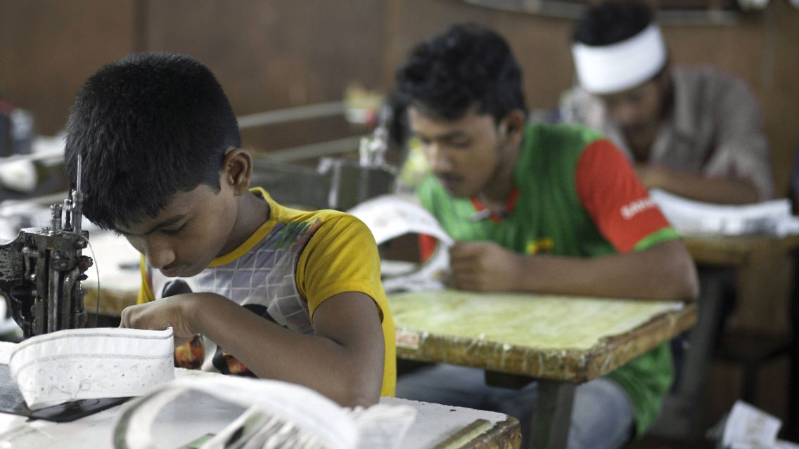 Besonders große Probleme in Asien bereitet die Textilindustrie: In Bangladesch, zunehmend aber auch in Myanmar, sind Kinder damit beschäftigt, Billigkleidung für den Export zu nähen.
