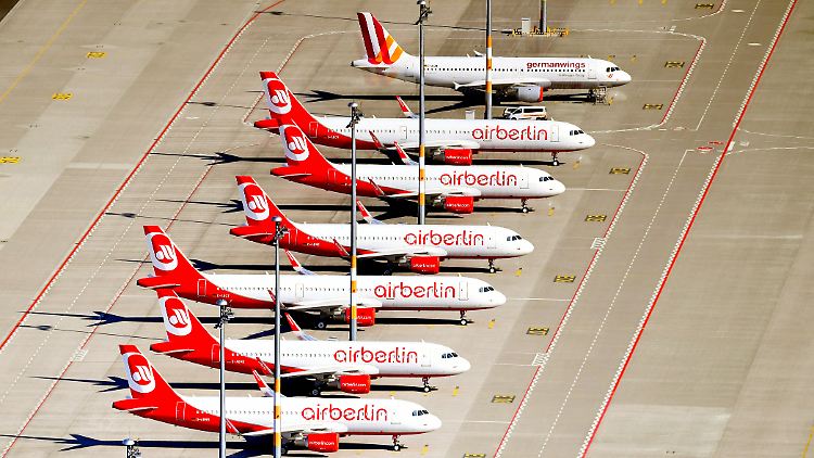 Die Mehrheit der Deutschen ist offenbar dafür, dass Air Berlin es aus eigener Kraft aus den roten Zahlen schaffen soll.