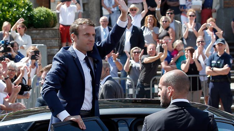 Macron ist weiter auf der Erfolgsspur - hier kurz vor der Stimmabgabe.