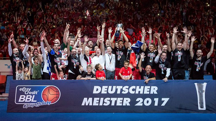 Die Bamberger feiern, Elias Harris stemmt den Pokal in die Höhe.