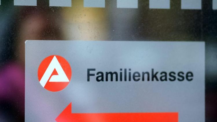Derzeit erhalten Eltern für das erste und zweite Kind je 194 Euro, für das dritte Kind 200 Euro und für jedes weitere Kind 225 Euro.  