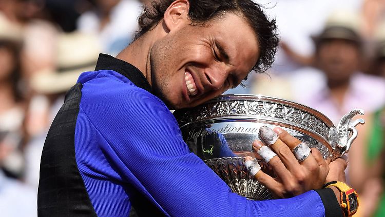 Rafael Nadal ist frisch verliebt - in den French-Open-Pokal.