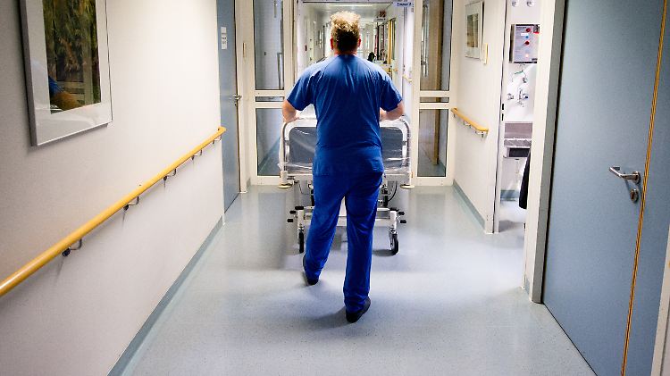 Zum Beispiel Krankenhäuser brauchen laut dem Bericht mehr Personal.