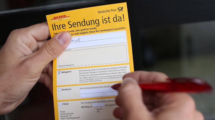 Nach Branchenschätzungen fehlen derzeit bundesweit knapp 6000 Zusteller - da kommt das Paket nicht immer bis an die haustür.