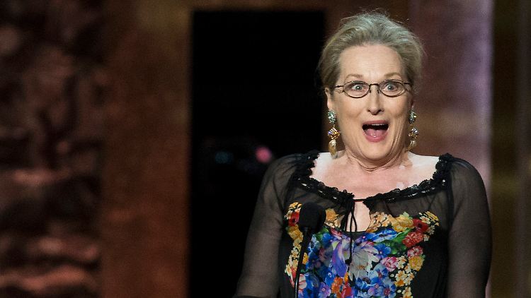 Wenn man am Flughafen in eine Terror-Kontrolle muss, kann einem schon mal Angst und Bange werden. Vielleicht hatte auch Schauspielerin Meryl Streep ein komisches Gefühl, als sie herausgewunken wurde.