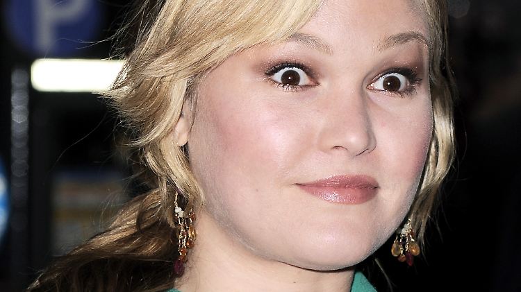 Julia Stiles ist seit Weihnachten 2015 mit dem Kameramann Preston J. Cook verlobt.