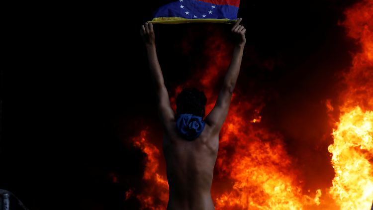Rauch und Flammen an einem Gebäude des Obersten Gerichtshofes von Venezuela in Caracas