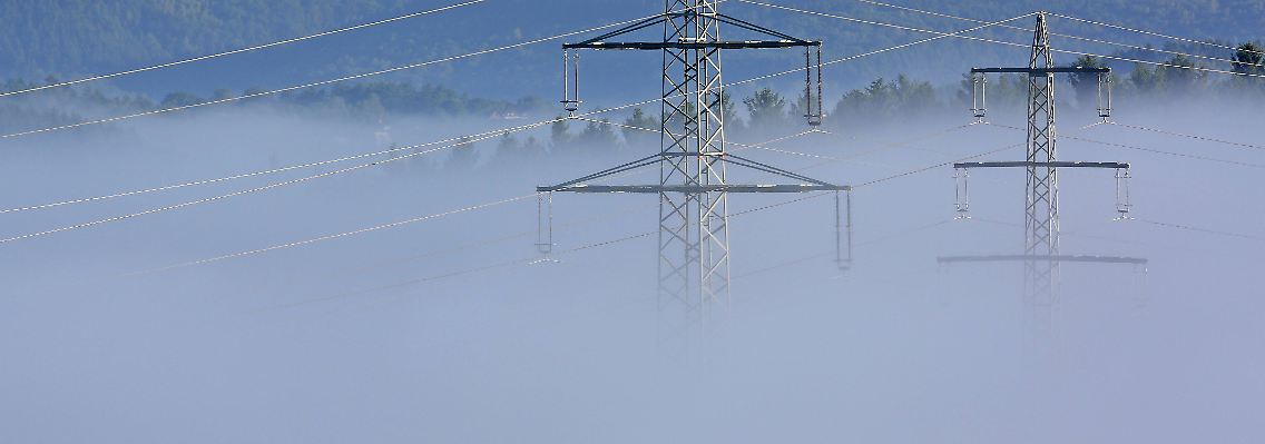 Nebel liegt am Morgen über Siegen-Oberschelden im Siegerland.
