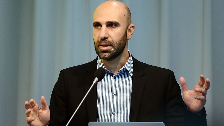 "Ich finde es verdächtig, dass Vereine, die seit Jahren sagen, Terror hat nichts mit Religion zu tun, heute sagen, gebt uns Geld, wir machen Deradikalisierung", sagt Ahmad Mansour.