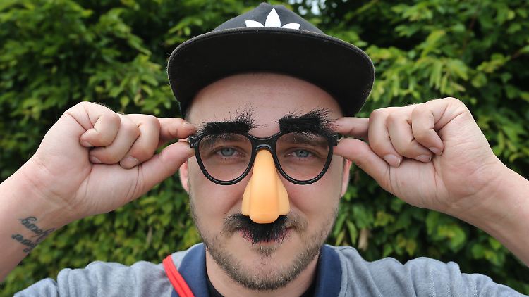 Kunstfigur Willy Nachdenklich, selbst ernannter Erfinder der "Vong"-Sprache.