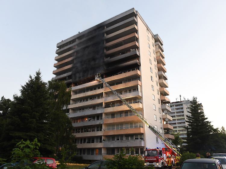 Mehrere Menschen mussten aus dem Gebäude mit Drehleitern gerettet werden.