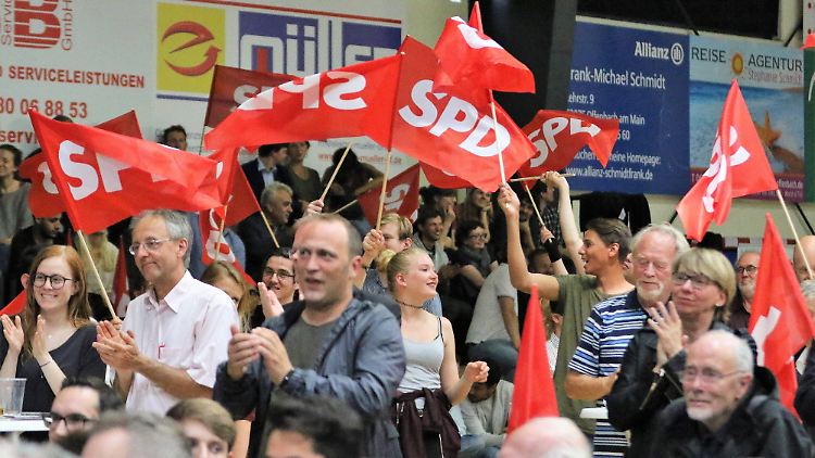 Ein paar Fans hat Martin Schulz doch: SPD-Anhänger bei einem Auftritt des Kanzlerkandidaten in Offenbach.