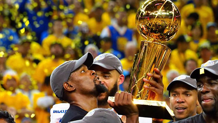Endlich darf er sie hochheben: Kevin Durant gewinnt den NBA-Titel - die Larry O'Brien Trophy.