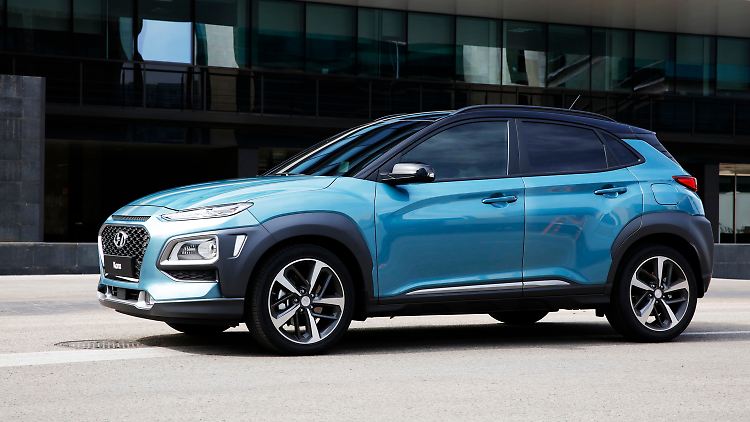 Mit sehr schmalen Scheinwerfern und einer recht dynamischen Seitenlinie lässt Hyundai sein kleinstes SUV vorfahren.