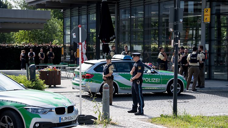 Polizisten vor dem S-Bahnhof, dort wurde eine Kollegin von ihnen lebensgefährlich verletzt.
