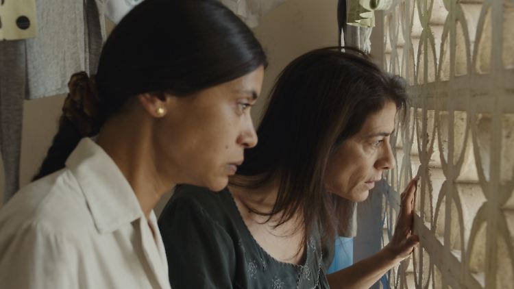 "Innen Leben", draußen Tod: Delhani und Oum Yazan blicken auf den Krieg vor der Tür.