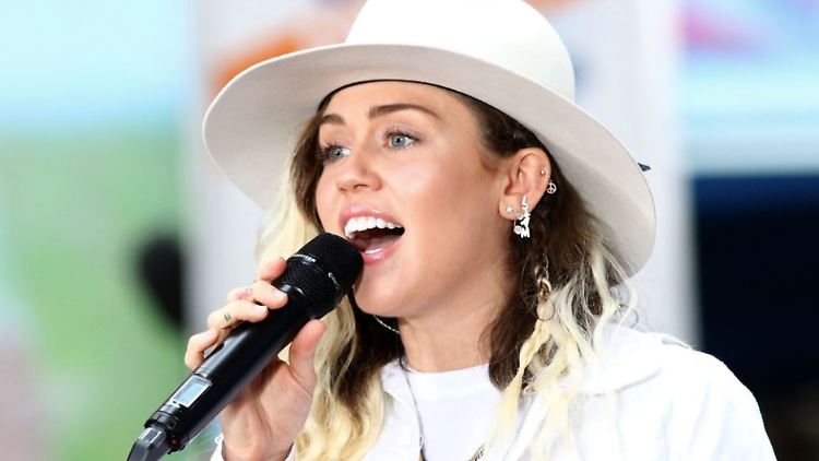 Miley Cyrus sang gerade in Manchester - jetzt gedenkt sie der Opfer von Orlando. 