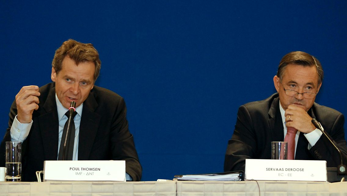 Der Chef der IWF-Mission in Athen, Poul Thomsen (lks.), mit Servaas Deroose von der EU-Kommission auf einer Pressekonferenz in Athen.