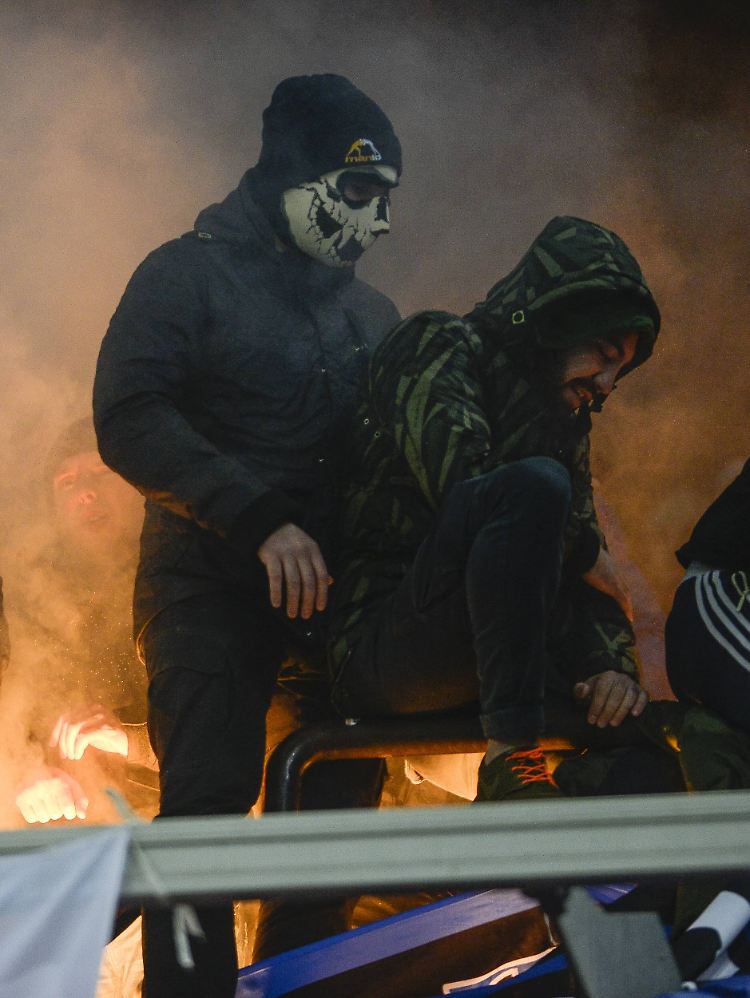 Russische Hooligans könnten bei der WM für Ärger sorgen. Auf dem Bild sind Fans von Dynamo Moskau beim Europaligaspiel in Brüssel zu sehen.