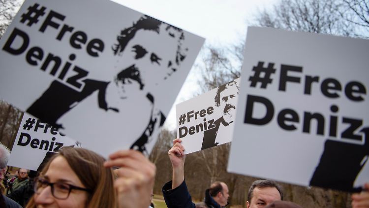 Es sind Aktionen wie diese, die Deniz Yücel gut tun: Demonstranten setzen sich für den Korrespondenten ein.
