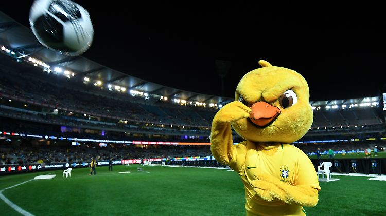 Brasiliens Maskottchen "Canarinho" feiert in Melbourne den 4:0-Sieg gegen Australien.