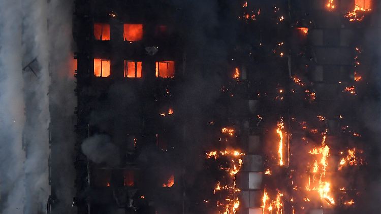 Der 24-stöckige Grenfell Tower im Westen der britischen Hauptstadt steht seit den frühen Morgenstunden in Flammen.