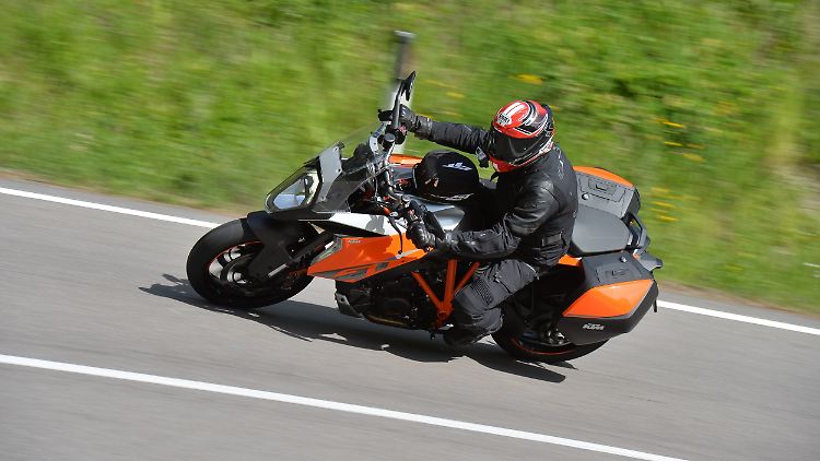 Großzügig ausgestattet und mit potentem Motor wird die KTM 1290 Super Duke GT zum Streetfighter für die Langstrecke.