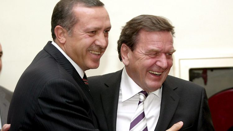 Waren einst Buddys: Recep Tayyip Erdoğan (l.) und Gerhard Schröder.