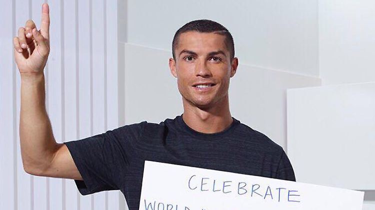 "Geht blutspenden!", rät Cristiano Ronaldo - ganz so, als wäre die Geschichte mit der Steuerhinterziehung kein Thema.