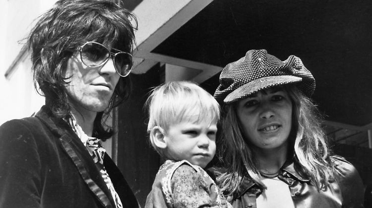 Keith Richards und Anita Pallenberg mit Marlon im Jahr 1970.