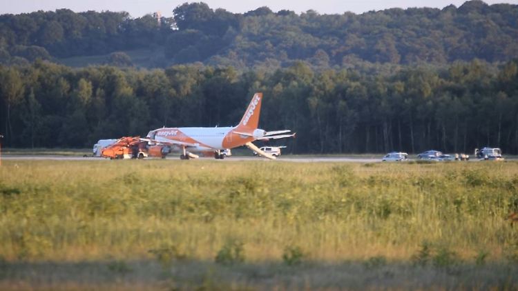 Flugzeug von Easyjet am 10. Juni auf einer Rollbahn des Flughafen Köln/Bonn mit einer herausgelassenen Notrutsche. Wegen einer verdächtigen Situation an Bord hatte sich der Pilot zu einer unplanmäßigen Landung entschlossen.
