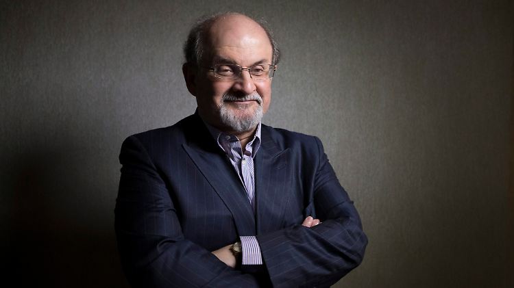 Rushdie war viermal verheiratet und hat zwei Kinder.