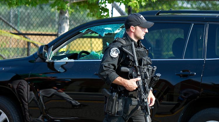 Hat der Schütze den Abgeordneten aufgelauert? Schwer bewaffnete Sicherheitskräfte riegeln den Tatort ab.