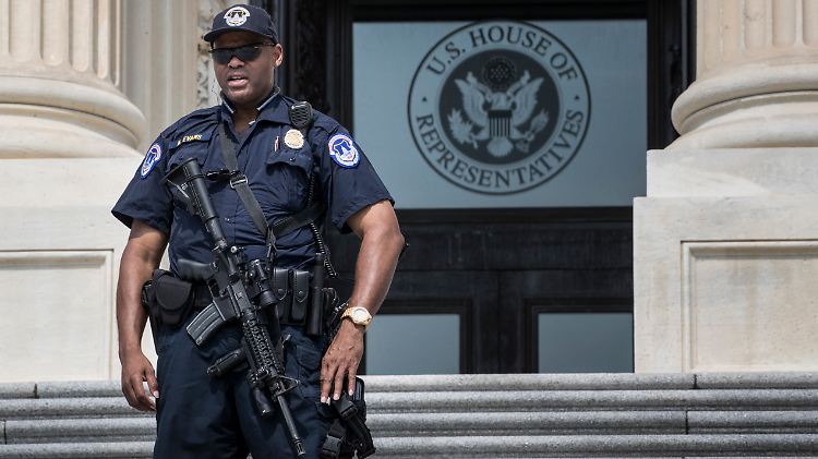 Schusswaffen in der US-Politik: Schwer bewaffnet steht dieser Polizist vor dem US-Kapitol Wache.