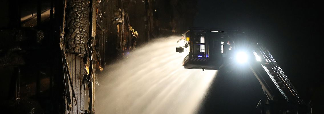 Auch in der Nacht gingen die Löscharbeiten an dem Gebäude weiter.