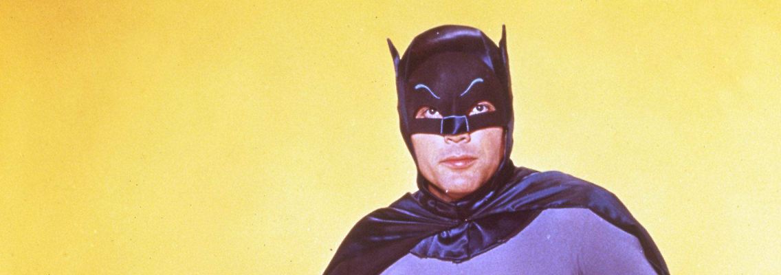 Ein letztes Mal erscheint das Bat-Signal für Adam West.
