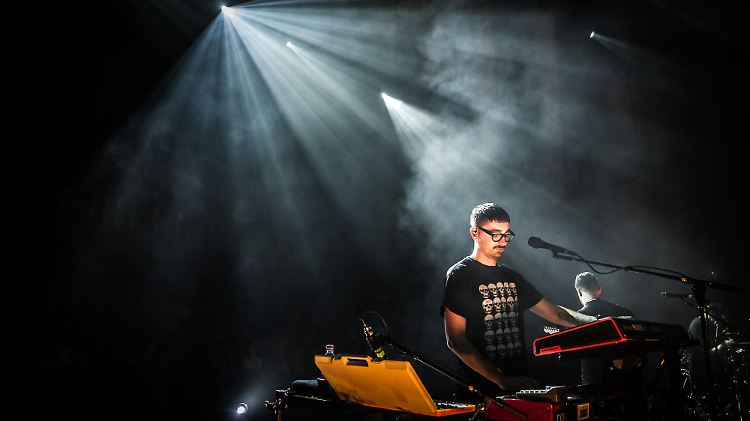 Licht, Nebel und Musik: Beim Konzert im Berliner Funkhaus konzentrieren sich Alt-J auf die Musik. 