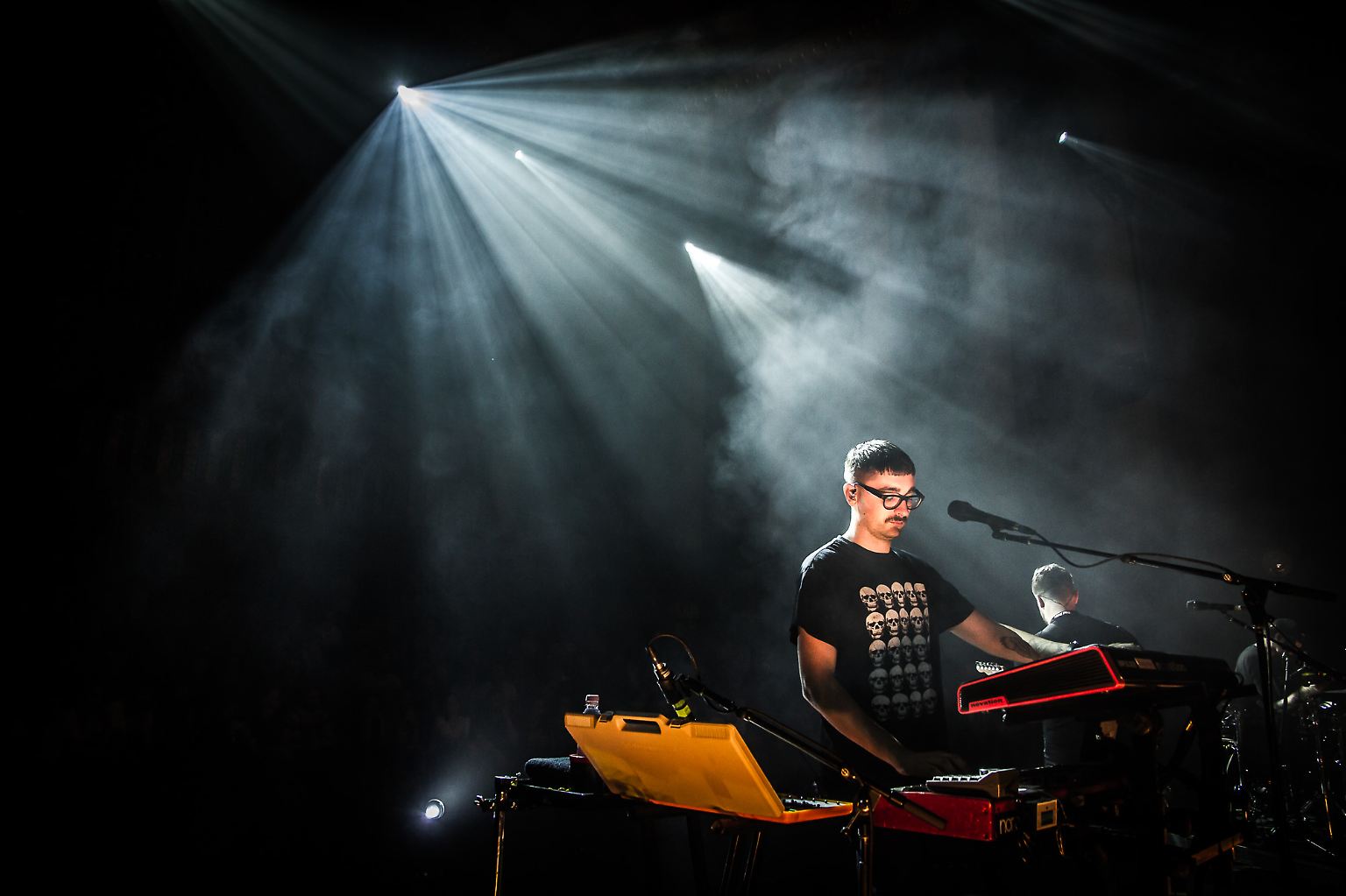 Nebel und Lichteffekte: Beim Alt-J-Konzert sprechen vor allem Licht und Ton für sich, die Band ...