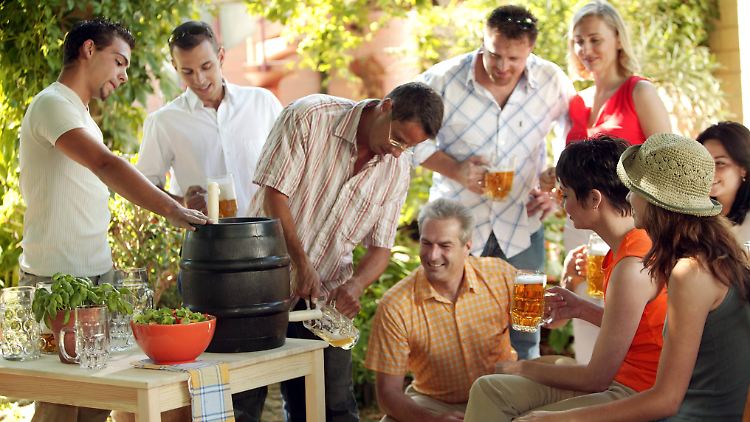 Beim Gartenfest macht das Bierzapfen so richtig Spaß. 