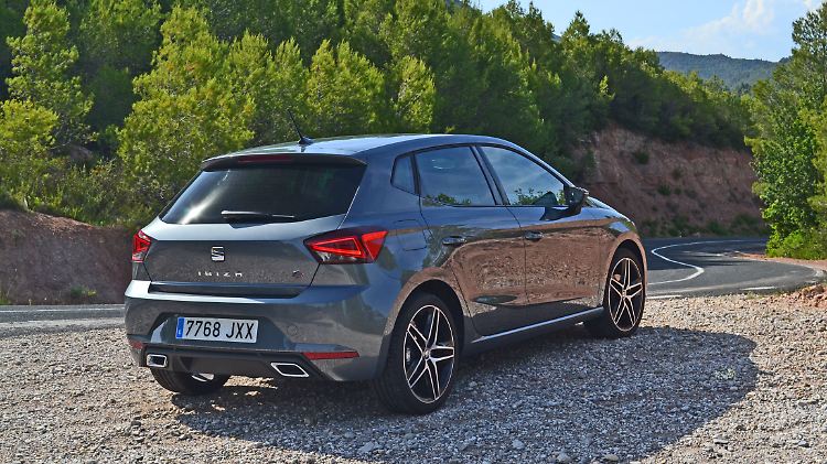 Schicke Diffusorauslässe und die Heckleuchten, die sich bis in die Kotflügel zeihen, geben dem Seat Ibiza FR das nötige Maß an optischer Sportlichkeit.