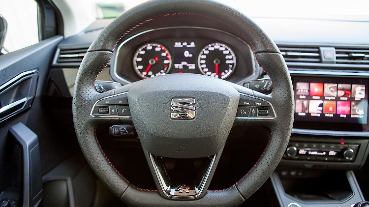 Der Arbeitsplatz des Fahrers im Seat Ibiza FR gibt sich sportlich, modern und aufgeräumt.