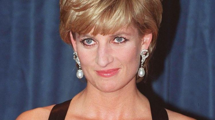 Nie vergessen: Der typische Diana-Blick, die typische Diana-Frisur ... 