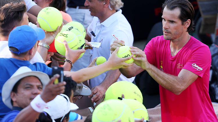 Tommy Haas kann zu seinem Karriereausklang nochmal über einen Sieg gegen seinen Freund Roger Federer jubeln.