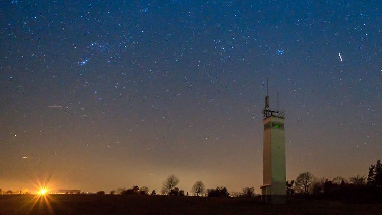 Sternenhimmel über einem Wachturm an der ehemaligen innerdeutschen Grenze an der Gedenkstätte Point Alpha zwischen Geisa in Thüringen und Rasdorf in Hessen.