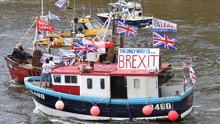 Brexit-Hardliner vor einem Jahr auf der Themse. Ein Jahr später ist die Londoner Regierung trotz Wahlschlappe immer noch  auf hartem Brexit-Kurs.
