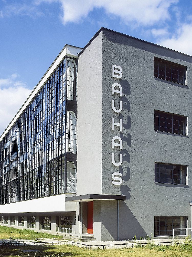 100.000 Besucher aus aller Welt kommen jedes Jahr nach Dessau, um das Bauhausensemble zu besichtigen.