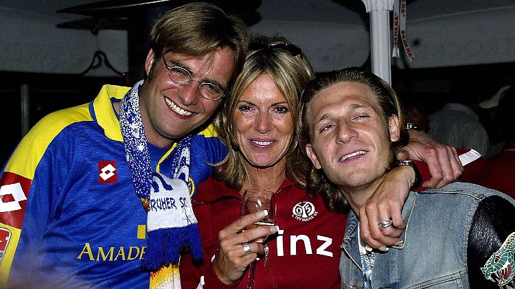 Kleine Feier: Jürgen Klopp, seine Frau Ulla Sandrock und Andrej Woronin feiern am 23. Mai 2004 den Aufstieg des FSV Mainz in die Bundesliga.