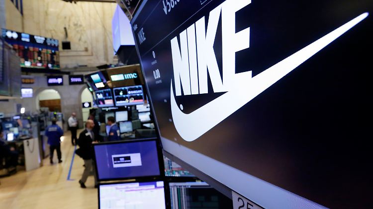 An der Wall Street verlor die Nike-Aktie nach den Ankündigungen rund drei Prozent.