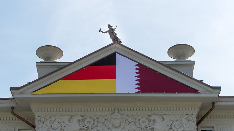 Nun hängen an dem Dachgiebel die Flaggen von Deutschland und Katar.