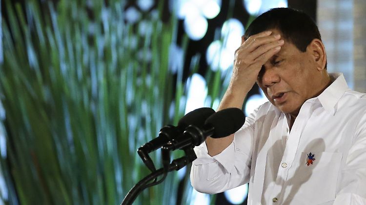 Dem philippinischen Präsidenten Rodrigo Duterte geht es offenbar nicht so gut.